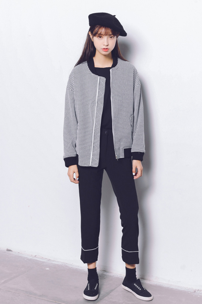 女汉子的造型,有点中型的哦.千鸟格图案做成的夹克外套,酷酷的.