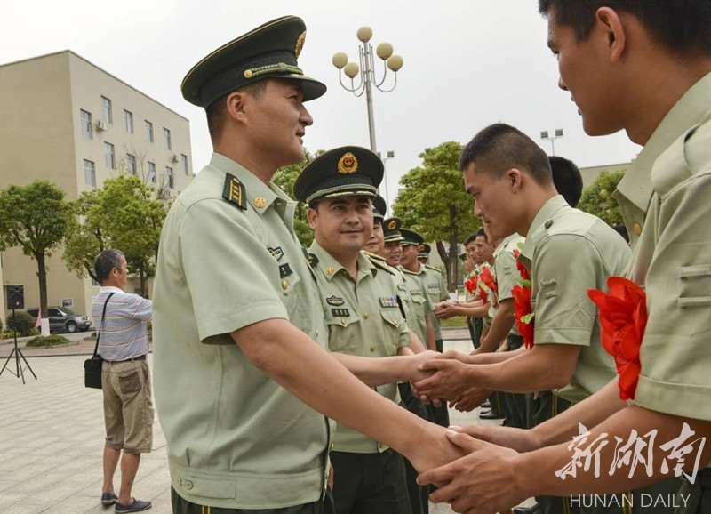 湖南省武警总队许军图片