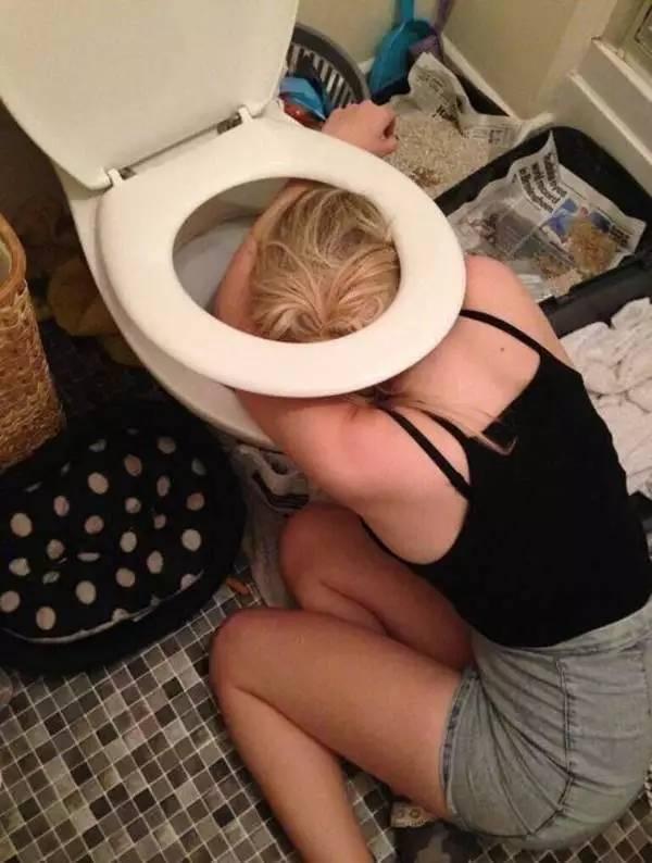 少女醉酒后大吐醉酒照被妈妈做成生日蛋糕