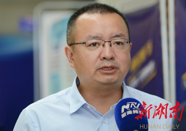 (百度云计算事业部总经理刘炀接受媒体访问.记者 范远志 摄)