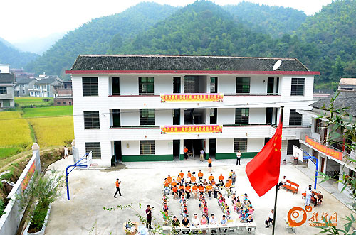 湖南中纵联联捐赠的第一所希望小学开学揭牌