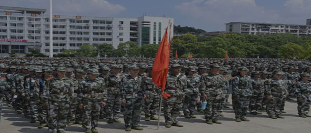 湖南人文科技学院举行2016级新生军训20公里拉练