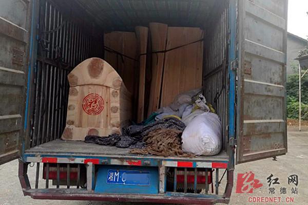 男子无证驾货车卖棺材 求交警避晦气放行