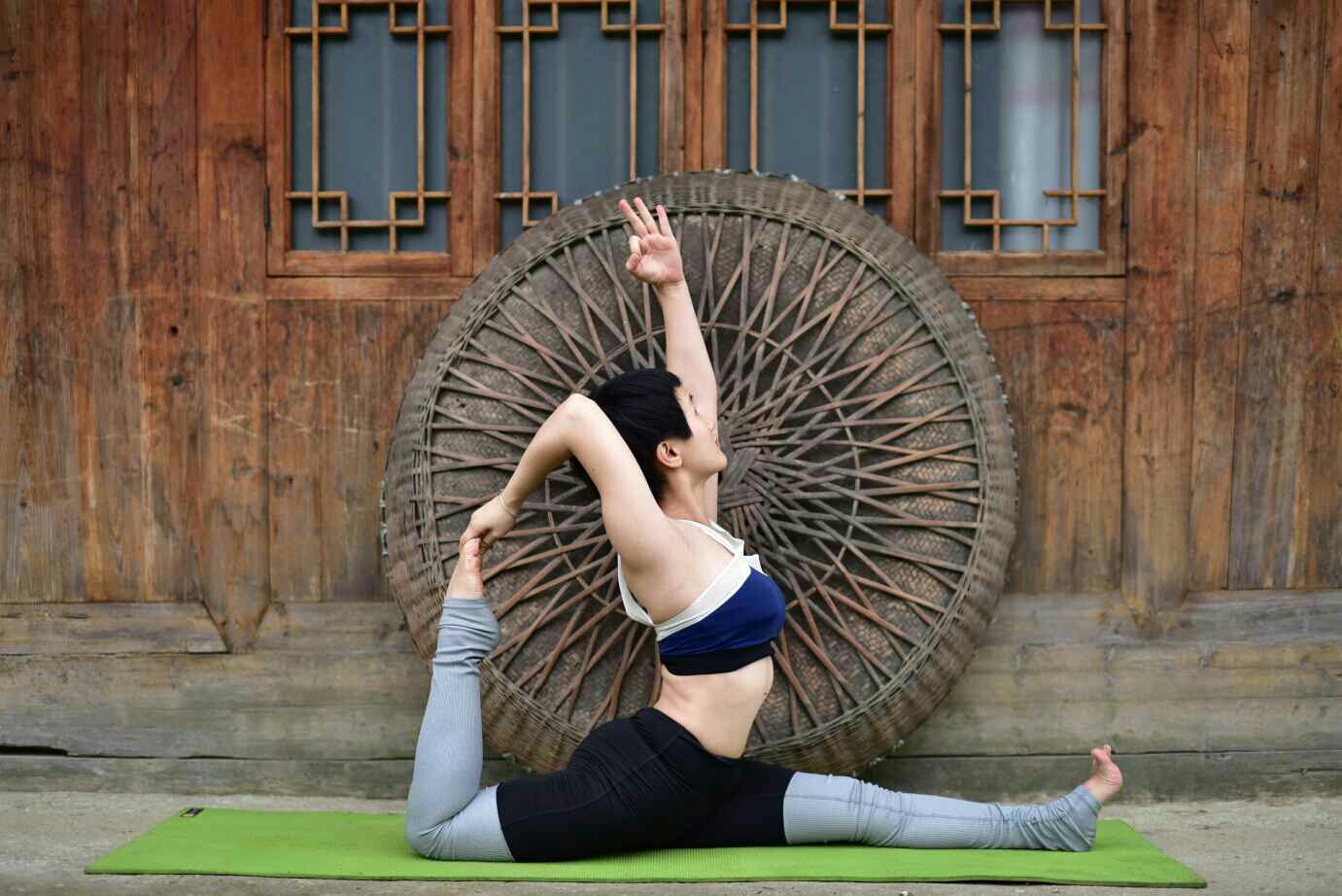 苗家瑜伽师田园耍酷