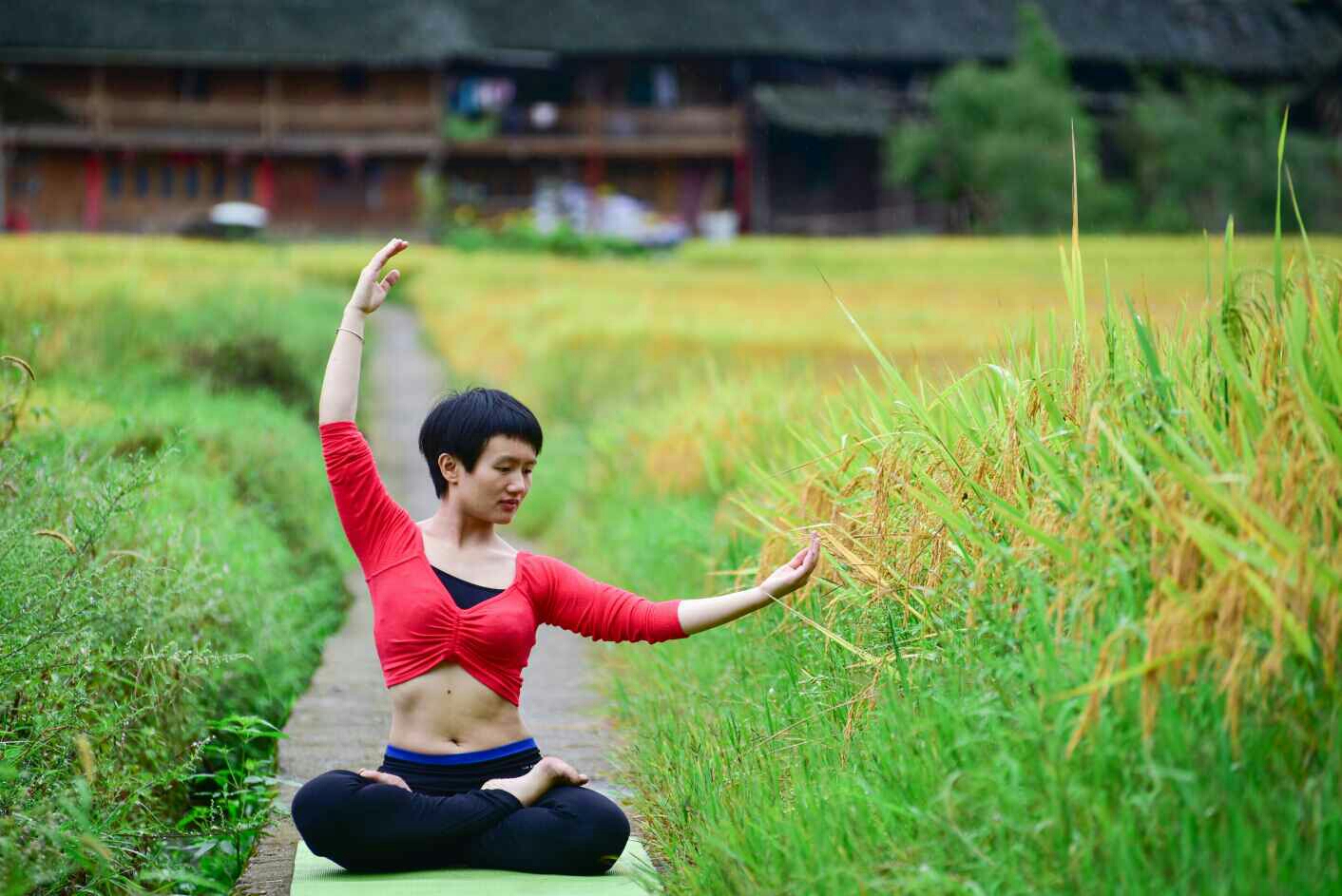 苗家瑜伽师田园耍酷
