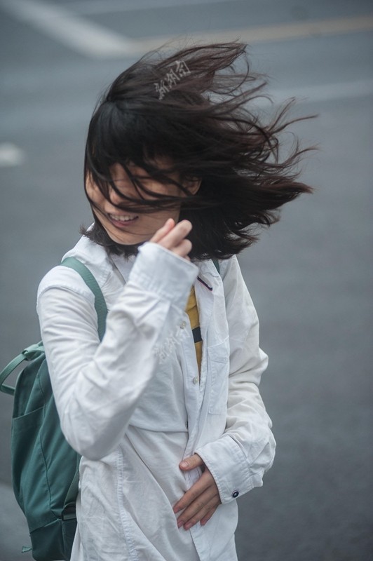 9月28日,长沙市解放西路,一名女士的头发被风吹起