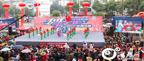 双峰县举行第五届广场舞大赛 15支代表队大拼才艺