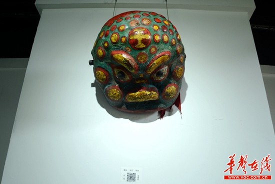 面相凶恶的"狮头"傩面具.