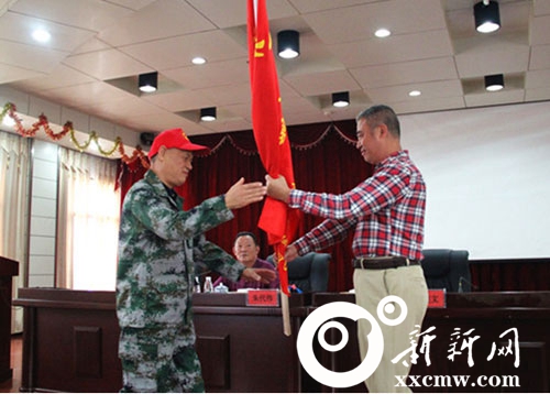 市民政局党组成员,副局长刘建文为首批疗养对象授旗