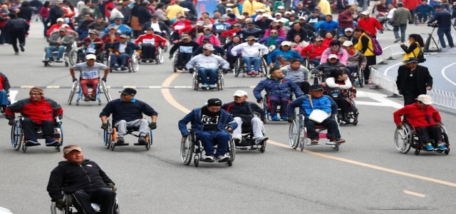 残疾人士参与“轮椅大步走”