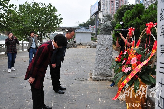 (10月16日,耿飚将军之女耿焱向陈树湘烈士敬献花篮.通讯员 摄)