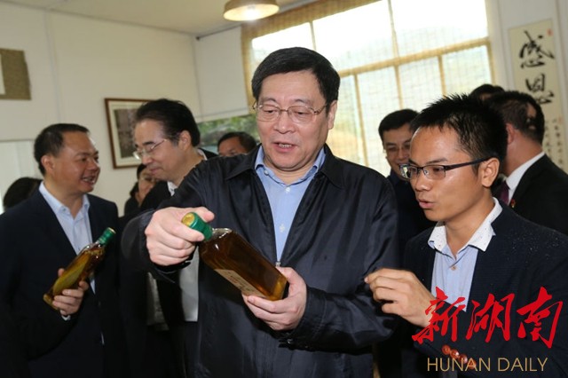 省委书记杜家毫在通道侗族自治县九层岭生态茶场考察茶叶加工.