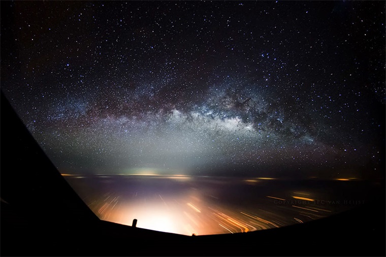 可能有人会疑问:在移动的飞机上,如何长曝光拍摄星空?