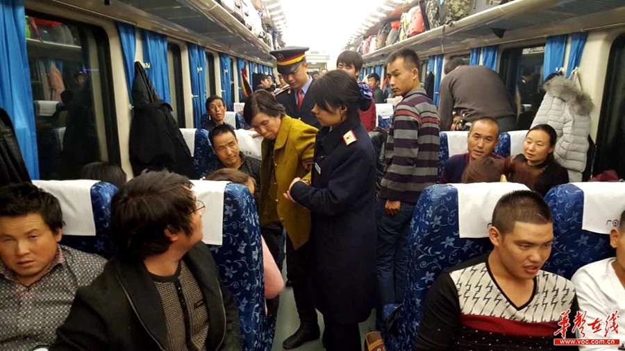 集團廣九客運段擔當的烏魯木齊開往深圳的z229次旅客列車到達蘭州車站