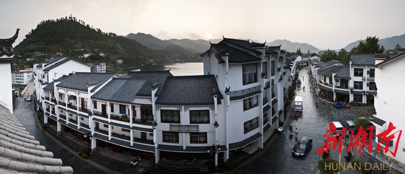 2015年8月20日晚,资兴市黄草镇金牛岛,新型旅游小镇坐落在山水之间