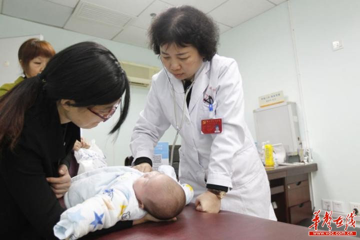 湖南省儿童医院呼吸二科主任陈艳萍在给孩子做检查.