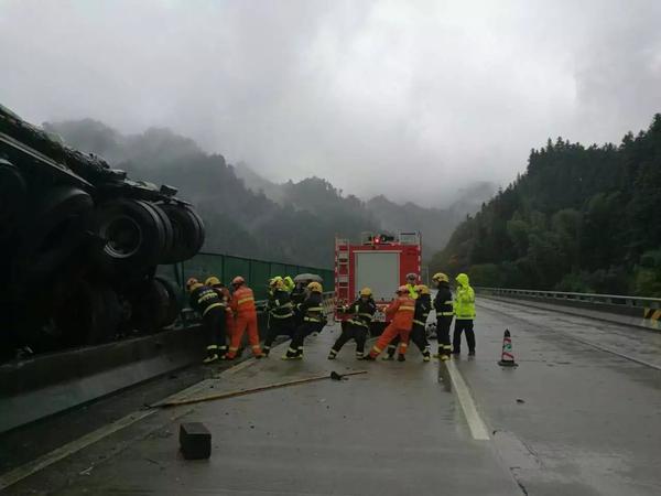 沪昆高速路上半挂车冲破护栏,悬挂空中 邵阳 新湖南