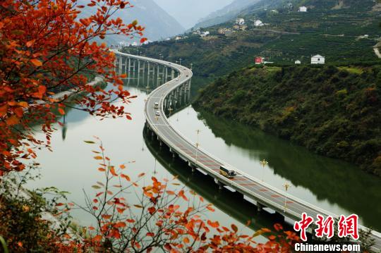 国内首条水上生态环保公路现绝美秋景