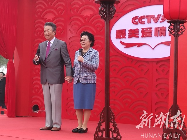 著名歌唱家李光羲携夫人王紫薇献艺.徐亚平 摄