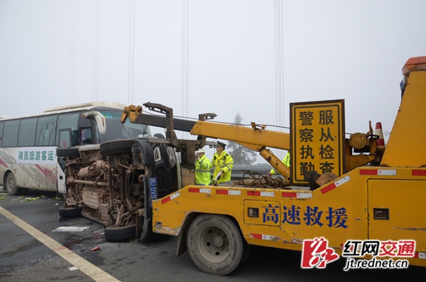 许广高速10分钟发生5起交通事故涉及49车致16人死亡66人受伤