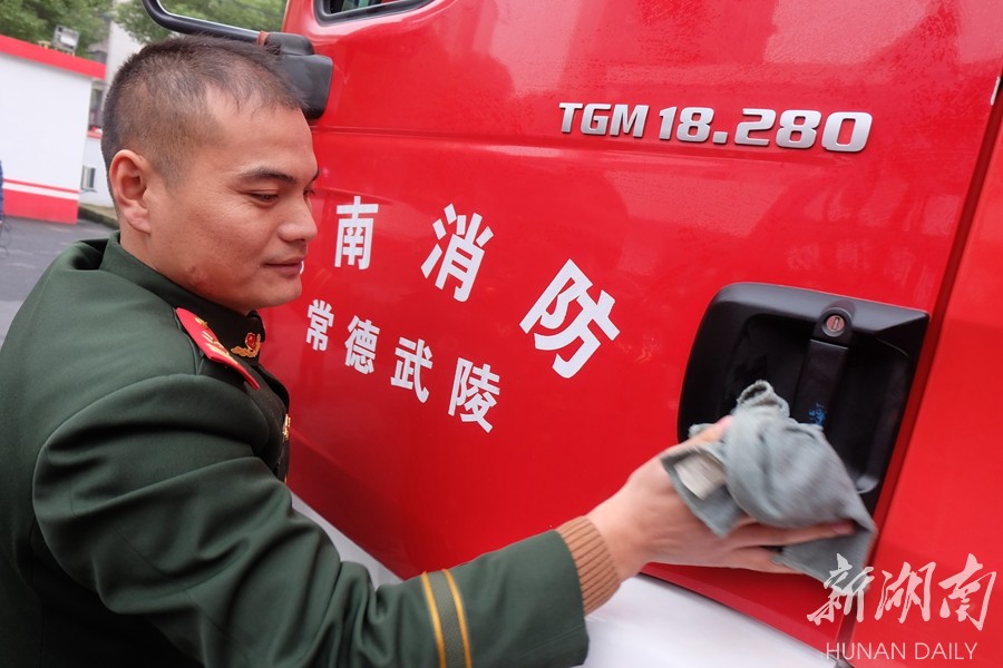 十六年逆火前行消防老兵泪别红门