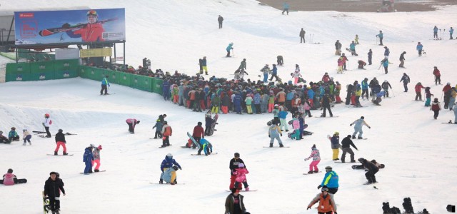 南山滑雪场雪季启幕人气旺