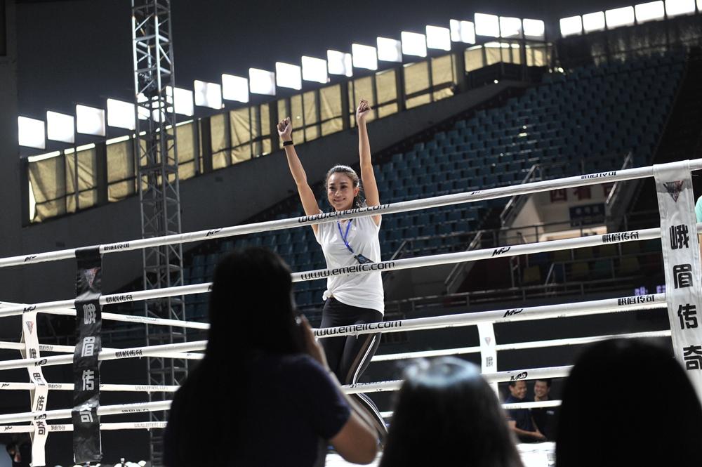 80后女孩从职业模特变拳击赛举牌宝贝