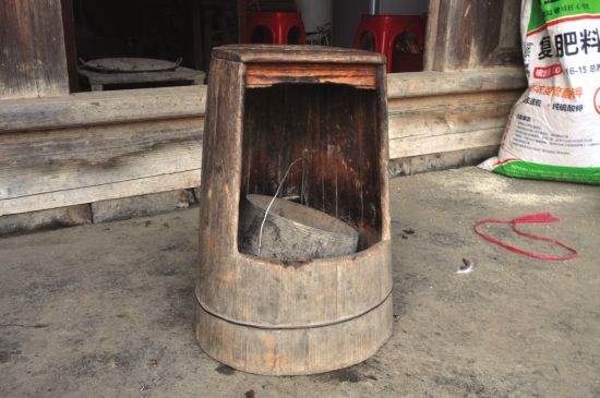 火柜,仍在常用的烤火器具,一个可容纳四五人