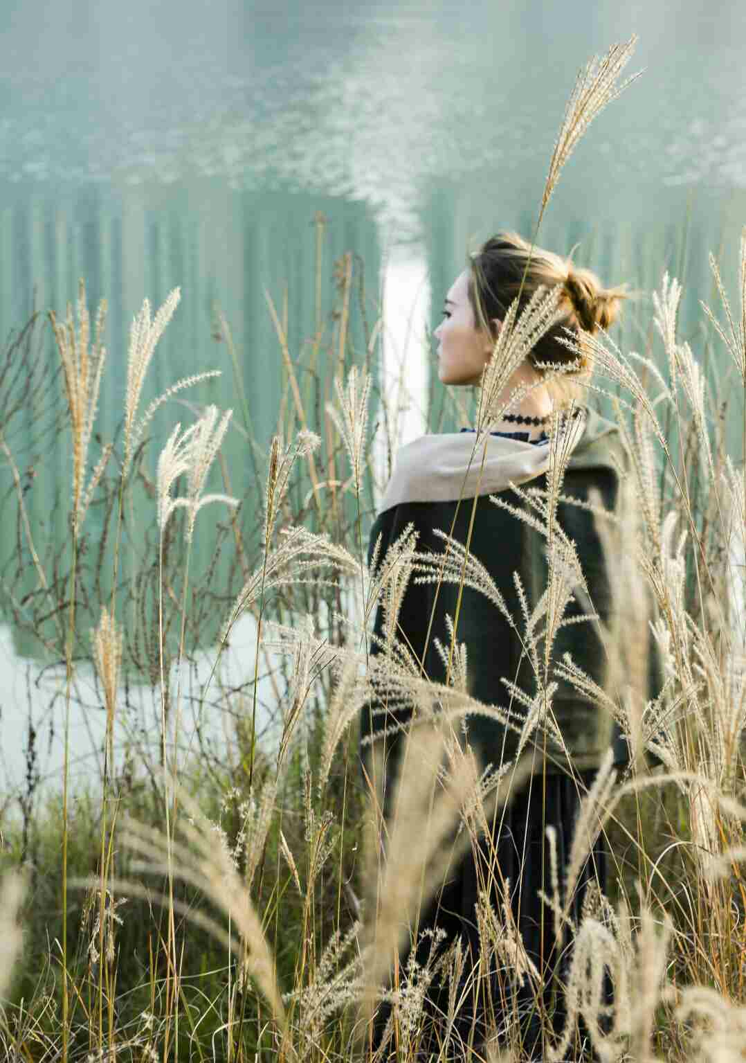 芦苇丛中的女人