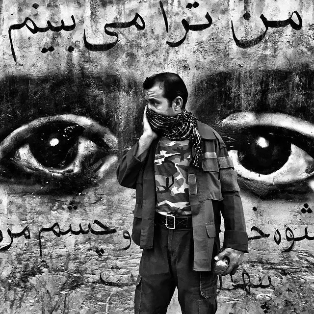 16岁上战场,快看这个战地记者的手机摄影大作