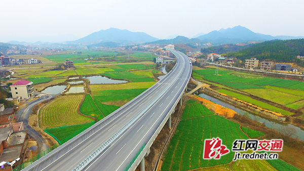 崇山峻岭间,娄衡高速公路穿境而过,一路美景一路行.