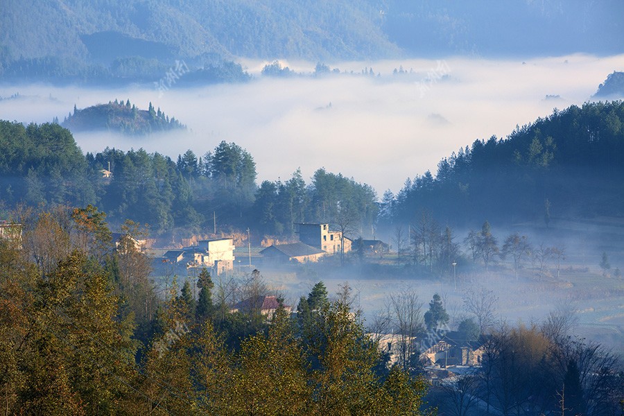 这是2016年11月27日拍摄的龙山县红岩溪镇比沙社区的小山寨.