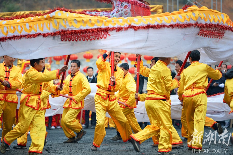 1月5日,溆浦县龙潭镇阳雀坡,村民们在表演传统舞龙灯,鼓声锣声欢呼