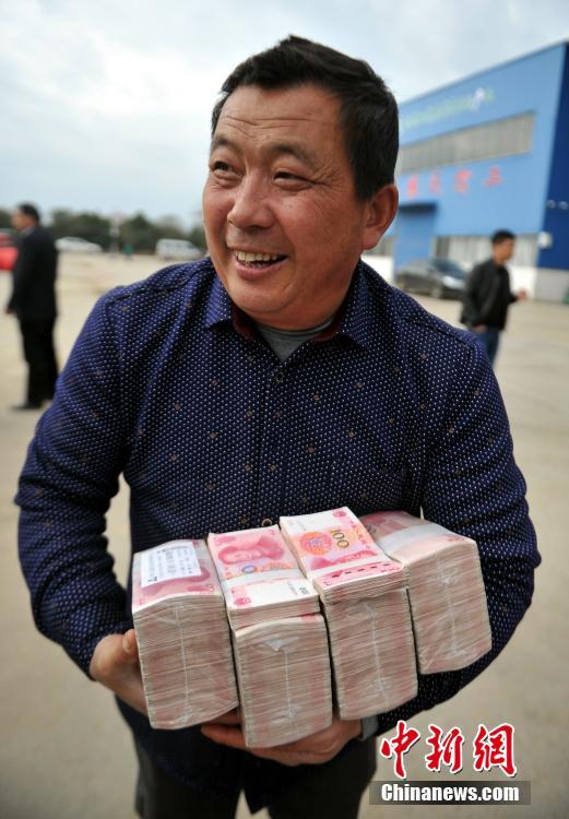 江西种粮大户向农民发放308万"年终奖"