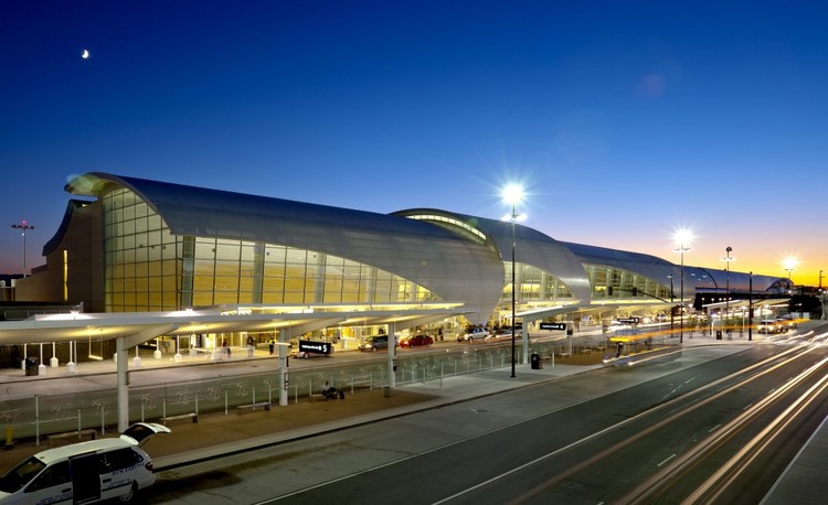 阿加尼亚机场图片