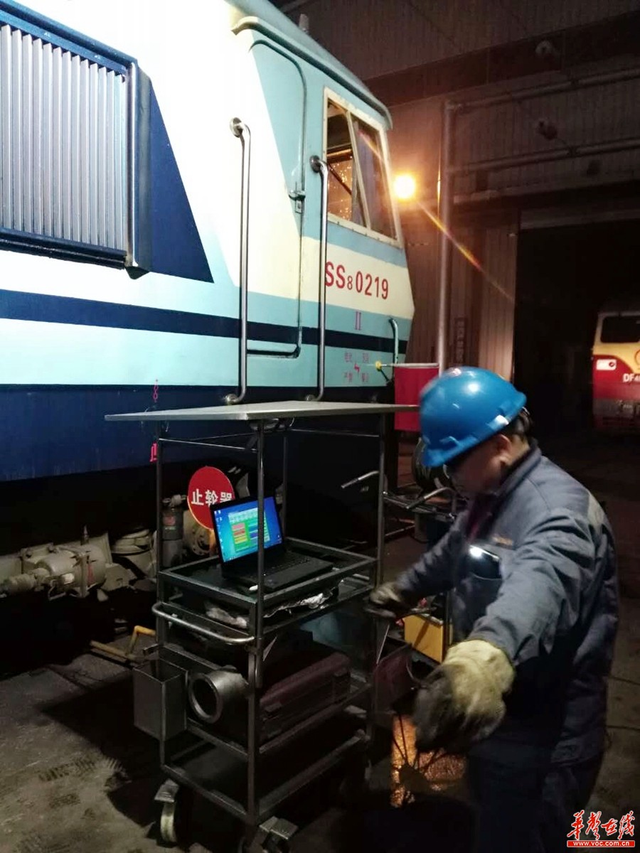 春运首日 长沙机务段检修车间的不眠之夜