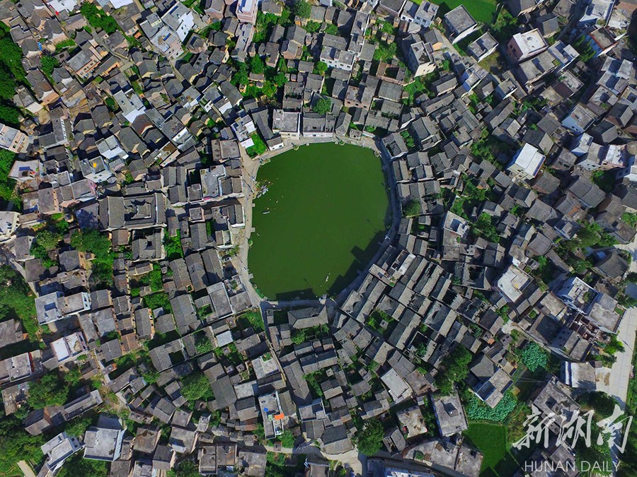 高铁从俺村过》黄建华 摄《古村的早晨——永兴县高亭乡板梁村》陈夏