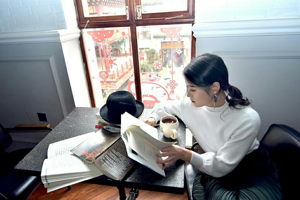 气质美女读书忙