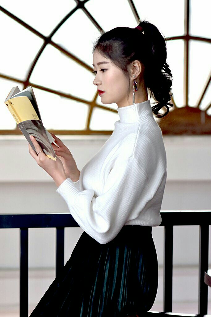 气质美女读书忙