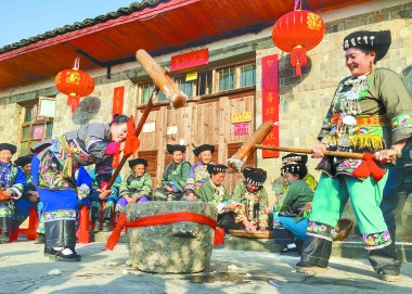 花垣县十八洞村村民着盛装 载歌载舞过“苗年”