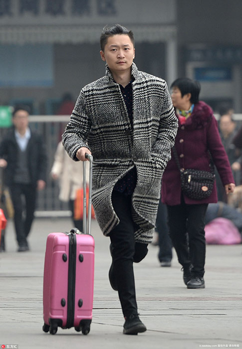 四川省成都市,旅客推着行李箱,正奔跑着跑向候车厅.