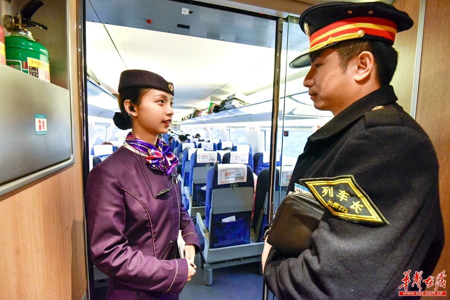 90后美女列车员税晓倩春运首秀在平凡中活出精彩