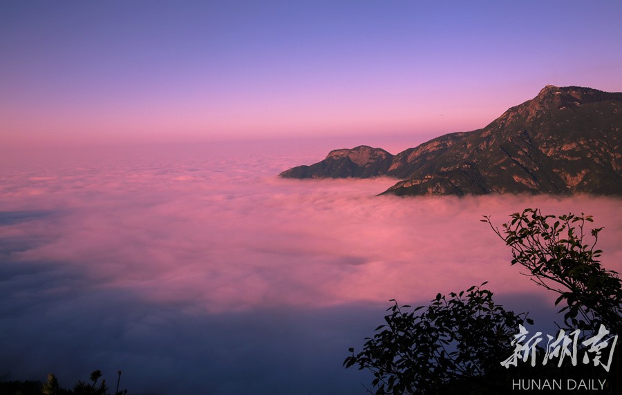 南嶽衡山旅遊熱潮依然火爆,早上日出時出現的雲海,一直持續到日落