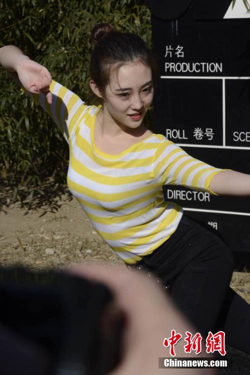 2017艺考进行时 北影考生草地表演一字马