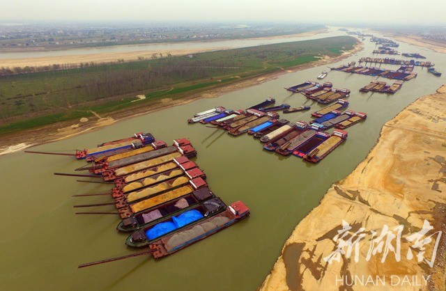 2月20日上午,湘江湘阴县文泾滩航段,约有200艘装满货物的船只排队等待