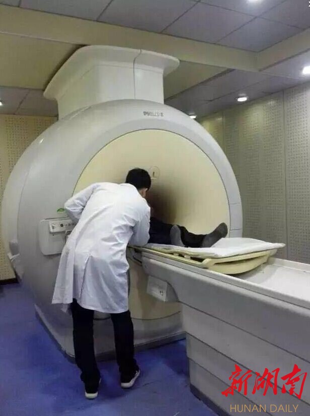 温暖!老人害怕磁共振检查,医生全程牵着她的手