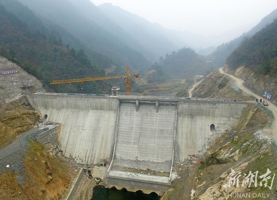 辰溪县田湾镇枫香塘水库工程大坝主体基本完工,正加紧放水卧管和库区