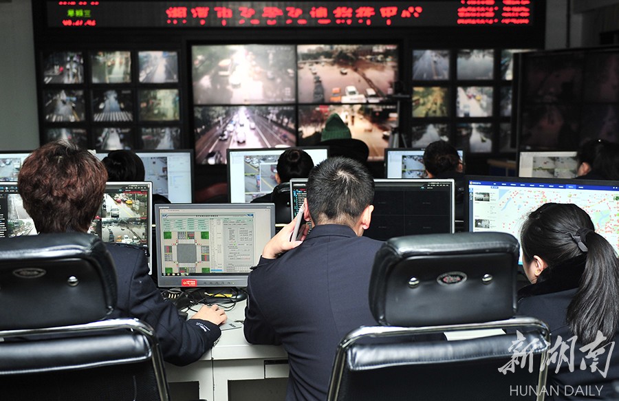 交警通过视频监控设备,对机动车交通违法行为进行监控抓拍.