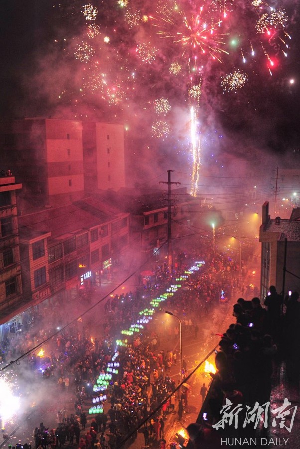 衡阳界牌共迎"火灯节" 大街小巷灯火辉煌