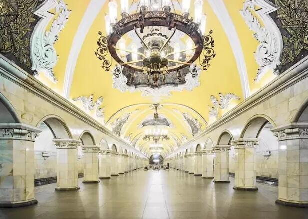 建筑造型各异、华丽典雅，这是俄罗斯的宫殿还是地铁站?